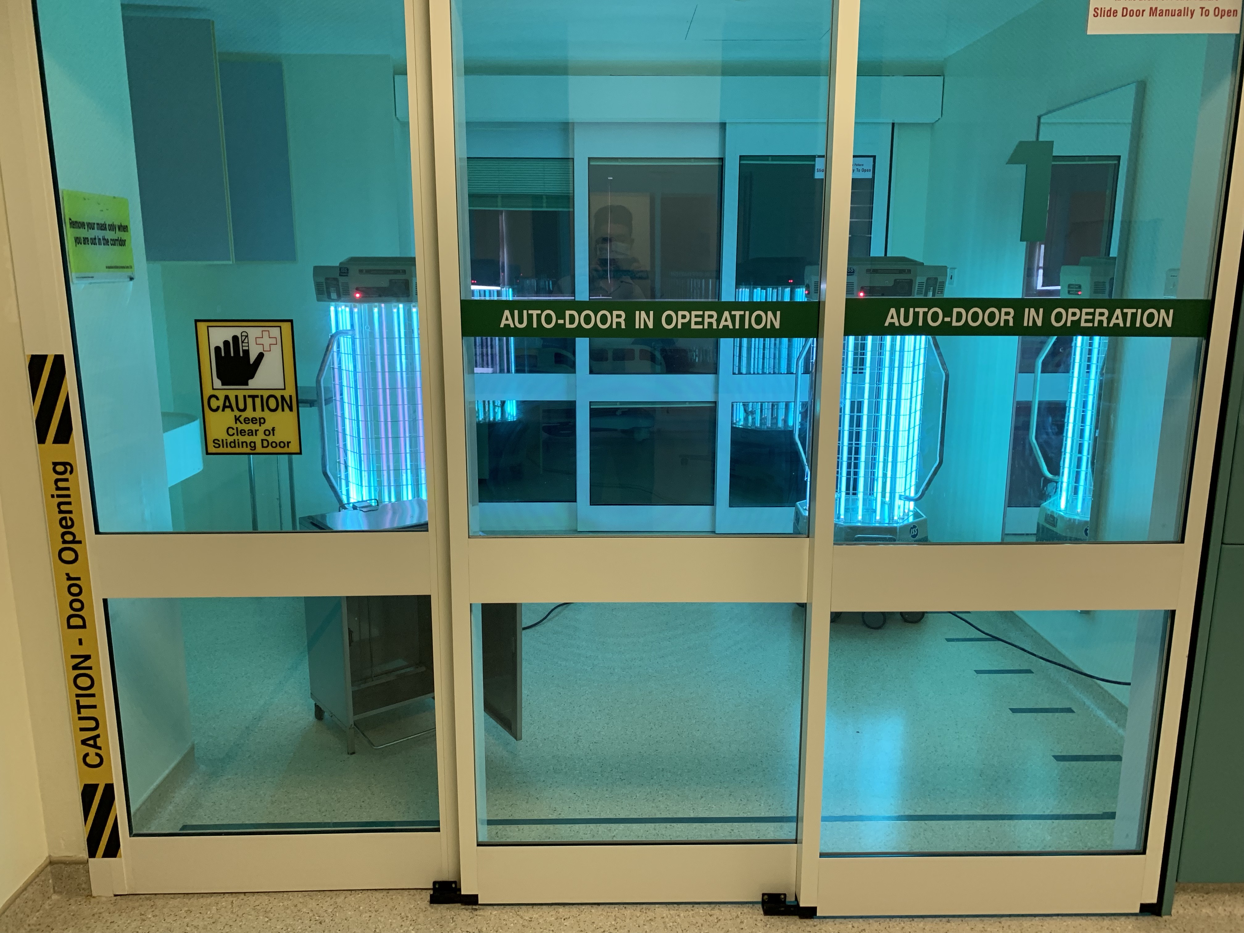  ​Using UV-C rays to disinfect hospital rooms helps to reduce transimssion of superbugs and achieve a consistent rate of decontamination.